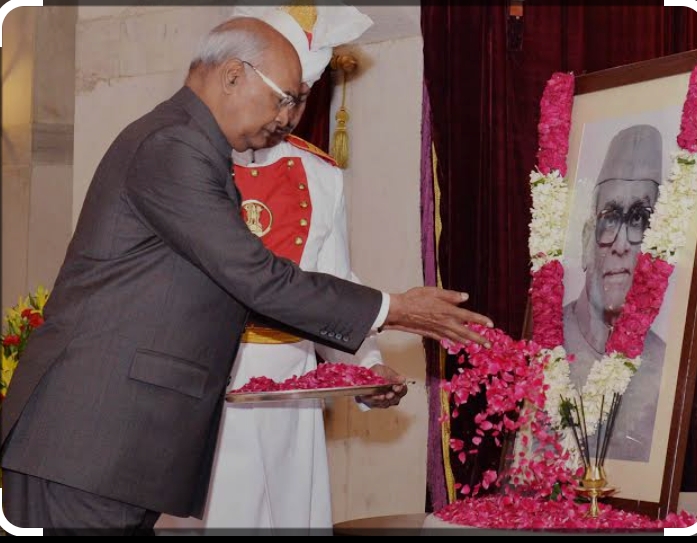 PRESIDENT OF INDIA PAYS FLORAL TRIBUTES TO NEELAM SANJIVA REDDY ON HIS BIRTH ANNIVERSARY