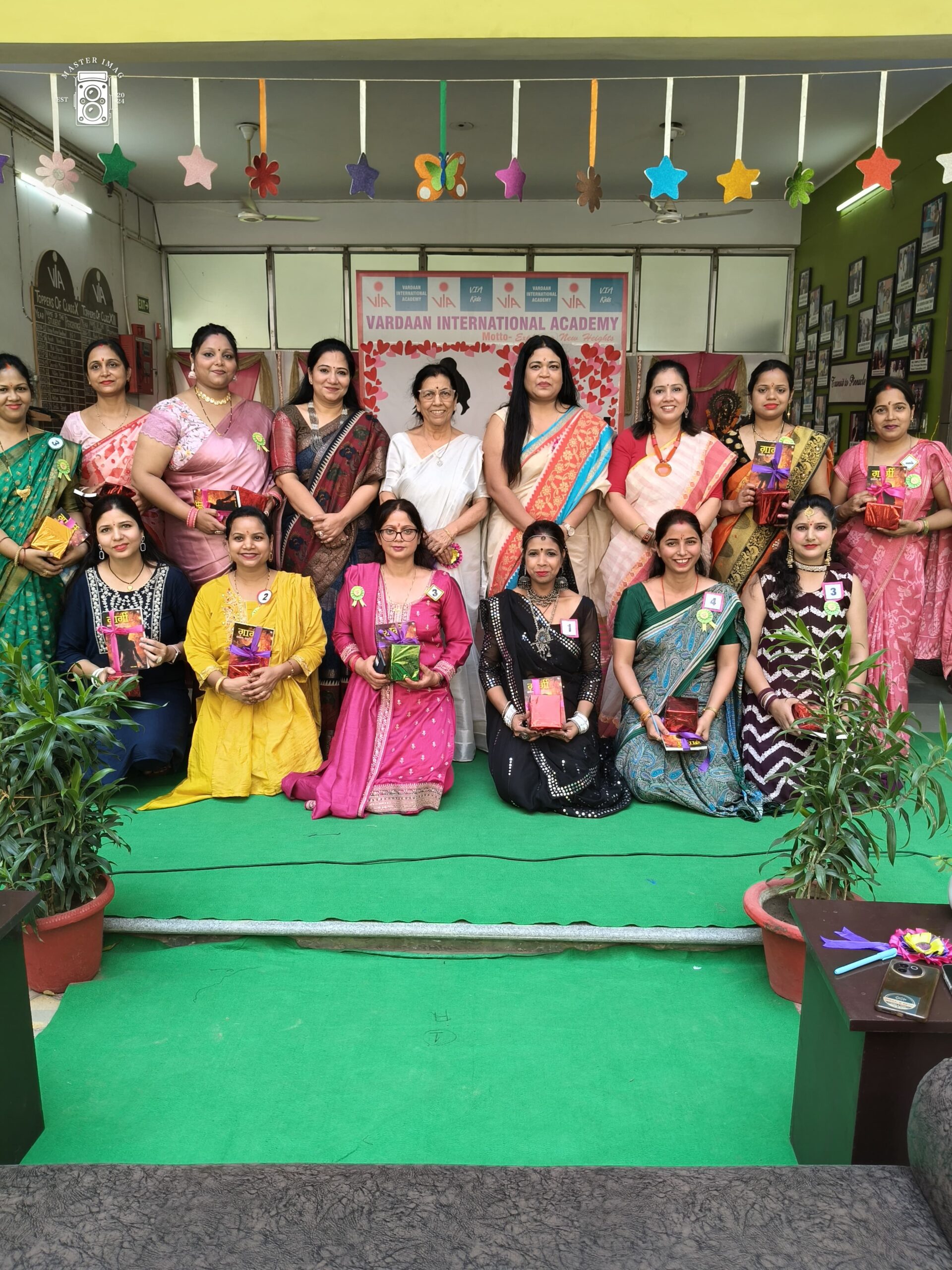 मातृ दिवस के अवसर पर विद्यालय में छात्र छात्राओ ने रंगारंग प्रस्तुति पेश की