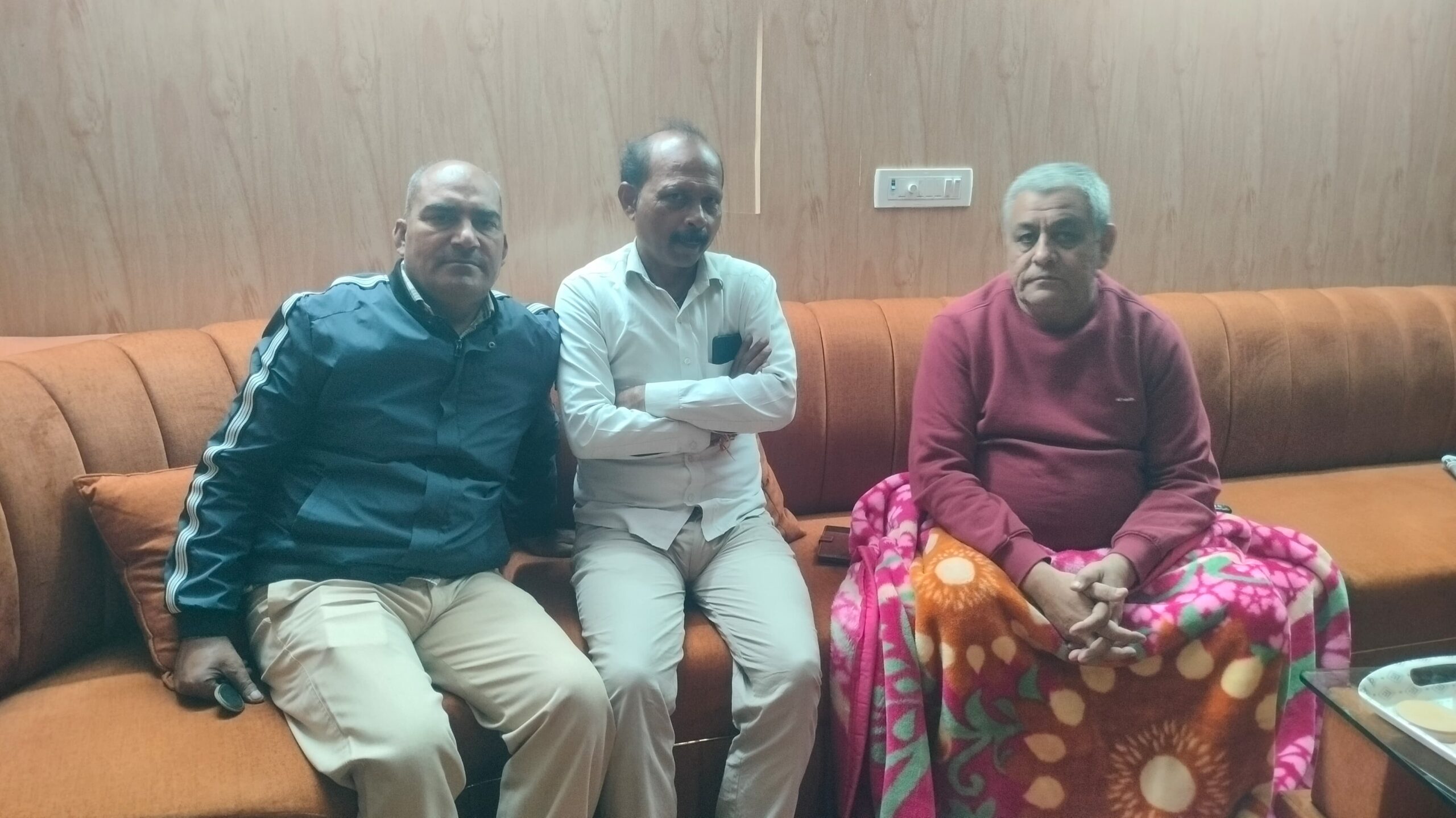 भाजपा के वरिष्ठ नेता से मिलने गई पूर्व मंत्री लिया, हाल-चाल